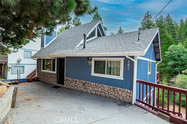 Detail Gallery Image 1 of 36 For 297 S Fairway Dr, Lake Arrowhead,  CA 92391 - 4 Beds | 2/1 Baths