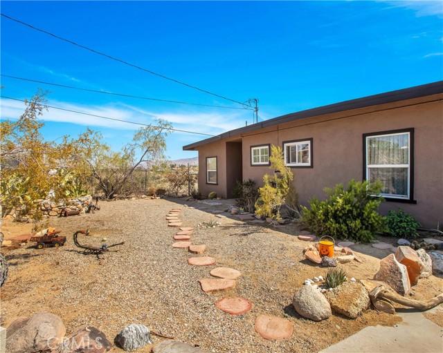 Detail Gallery Image 3 of 38 For 61961 Aster Pl, Joshua Tree,  CA 92252 - 2 Beds | 1 Baths