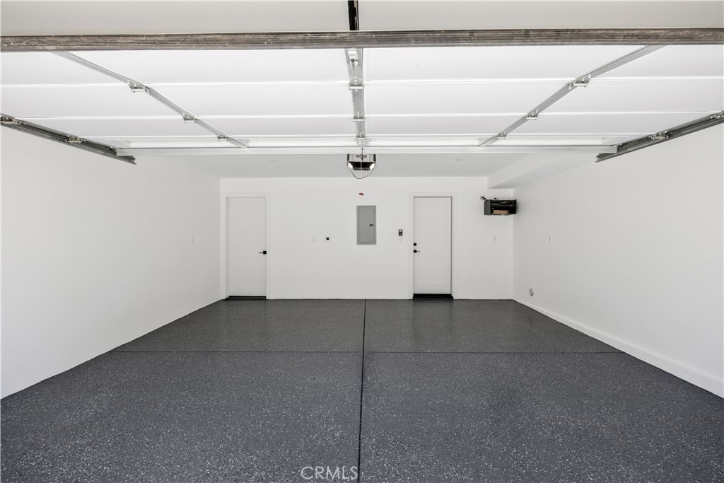 https://media.crmls.org/medias/8f3c03b6-fe84-4fc2-ac62-f84cc753f69e.jpg?preset=X-Large