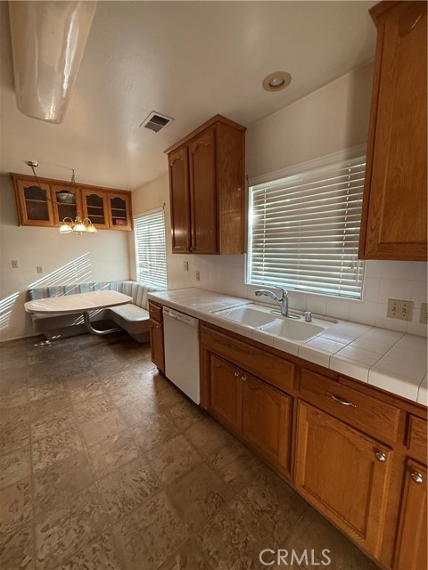 Detail Gallery Image 4 of 8 For 2104 Watson St, Bakersfield,  CA 93308 - 3 Beds | 2 Baths