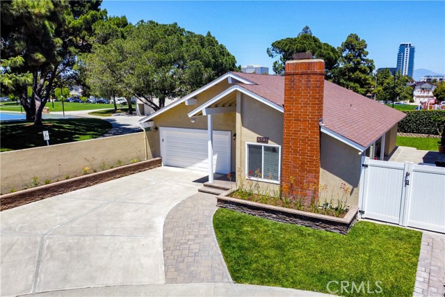 3701 S Ross Street, Santa Ana CA: https://media.crmls.org/medias/8f3eca66-b1a7-478a-bf26-5850580d0042.jpg