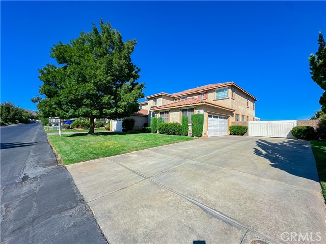 Detail Gallery Image 4 of 59 For 5121 Vista Dr, Palmdale,  CA 93551 - 4 Beds | 4 Baths