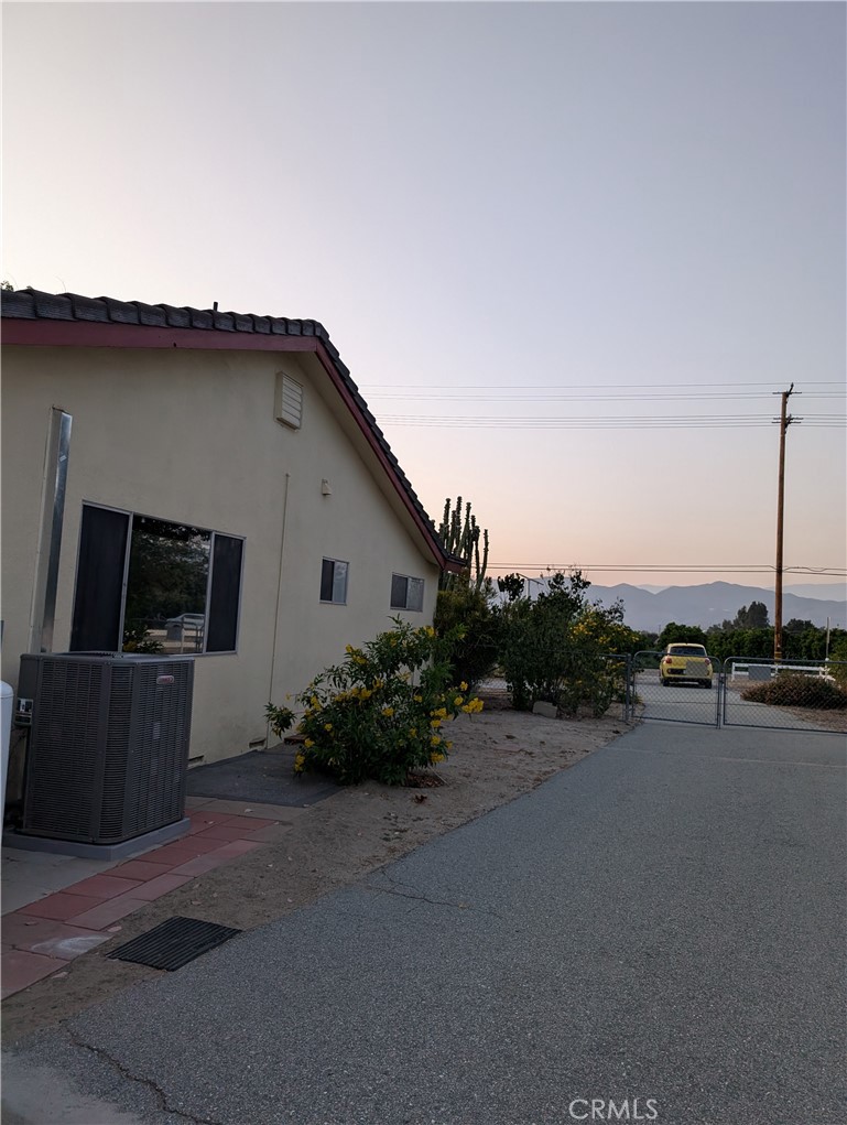 https://media.crmls.org/medias/8f432356-7664-4e54-86da-7025fe4aaeba.jpg?preset=X-Large