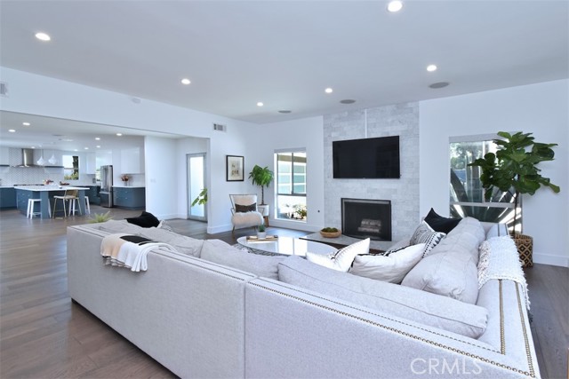 Detail Gallery Image 12 of 59 For 3551 Royal Woods Dr, Sherman Oaks,  CA 91403 - 4 Beds | 4/1 Baths