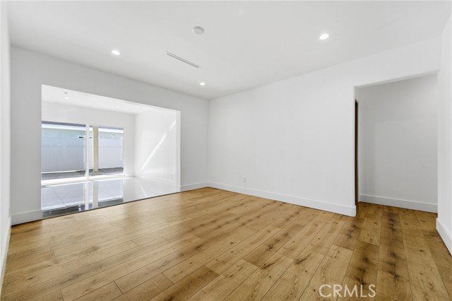 Detail Gallery Image 10 of 57 For 6015 Laurelgrove, North Hollywood,  CA 91606 - 5 Beds | 5 Baths