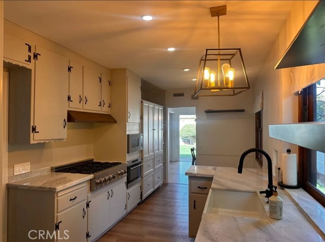 Detail Gallery Image 4 of 35 For 3021 W Clark Ave, Burbank,  CA 91505 - 3 Beds | 2 Baths