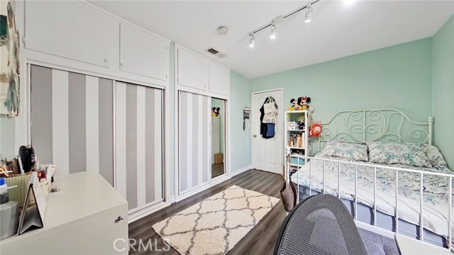 5633 Denny photo 28