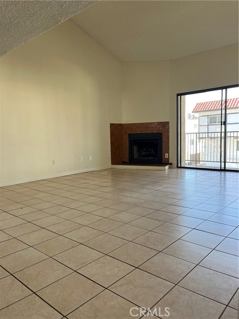 Detail Gallery Image 4 of 13 For 9960 Owensmouth, Chatsworth,  CA 91311 - 2 Beds | 2 Baths