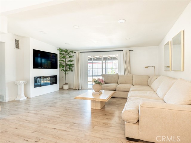 649 W w ramona Drive, Rialto CA: https://media.crmls.org/medias/8f4a93f8-2d72-421e-b5db-bb78a4fd3fbc.jpg