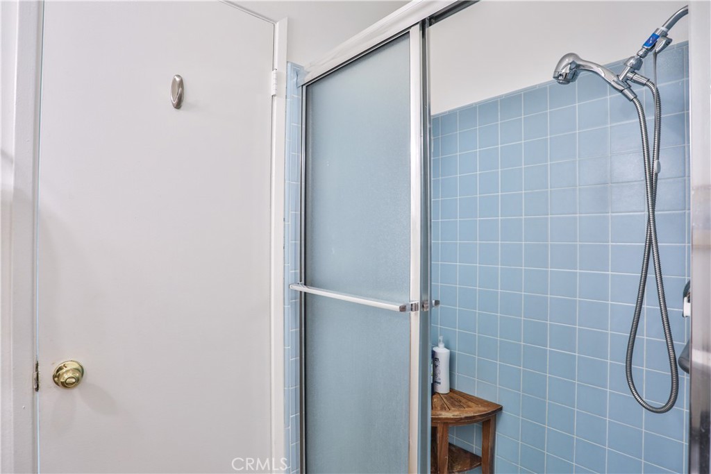 https://media.crmls.org/medias/8f4bc5d5-ca57-4d8d-a530-5ece3e204d35.jpg?preset=X-Large