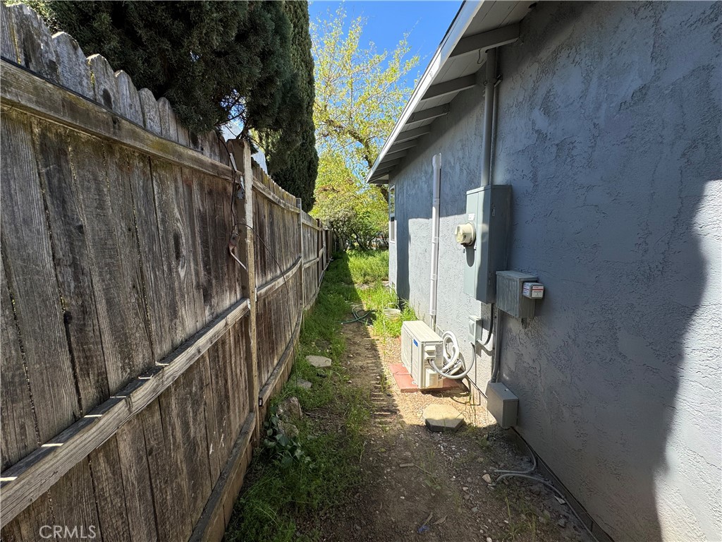 https://media.crmls.org/medias/8f4cc697-843d-4d21-a011-c63e4a9a83ba.jpg?preset=X-Large