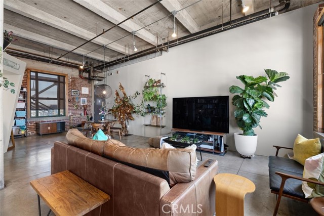 100 W 5th Street, Long Beach CA: https://media.crmls.org/medias/8f4d021e-9605-43b9-95cb-6e3ba7435f60.jpg
