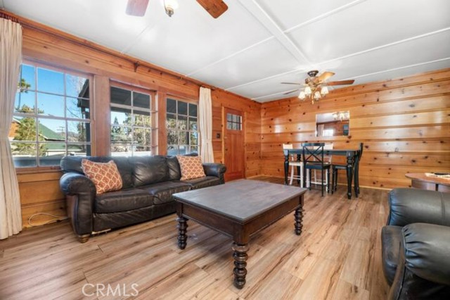 Detail Gallery Image 15 of 18 For 697 Chipmunk Ln, Big Bear Lake,  CA 92315 - 3 Beds | 2 Baths