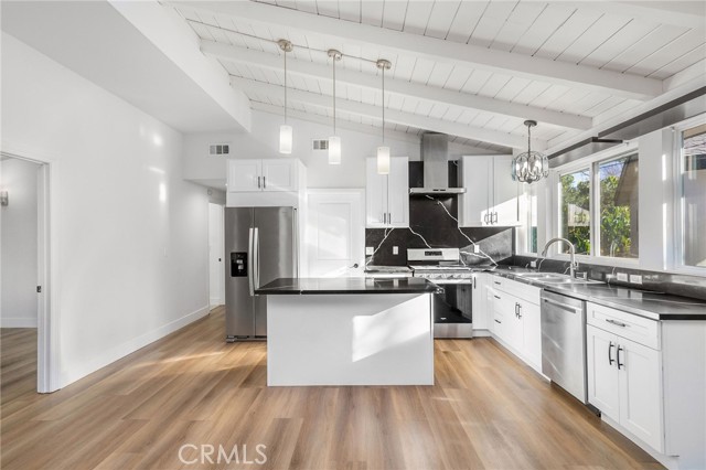 Detail Gallery Image 5 of 31 For 8341 Delco Ave, Winnetka,  CA 91306 - 5 Beds | 4 Baths