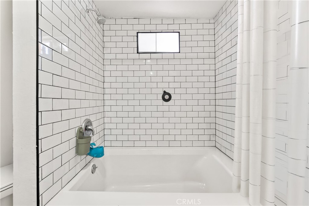 https://media.crmls.org/medias/8f5ae163-53d5-40bd-b0b9-1f16c41a529f.jpg?preset=X-Large