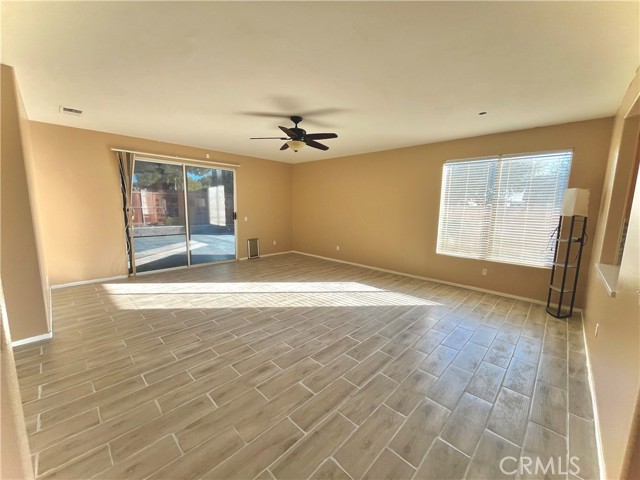 Detail Gallery Image 10 of 16 For 1110 Broadway Ln, Hemet,  CA 92545 - 3 Beds | 2 Baths