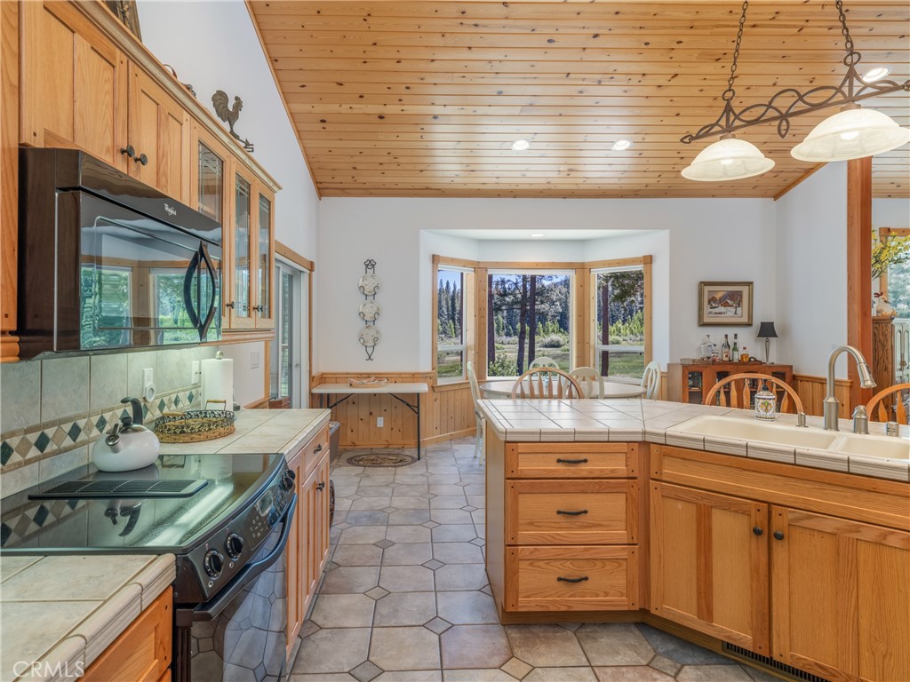 https://media.crmls.org/medias/8f5f154b-c2d0-49ae-9556-7e1ecab02fc5.jpg?preset=X-Large