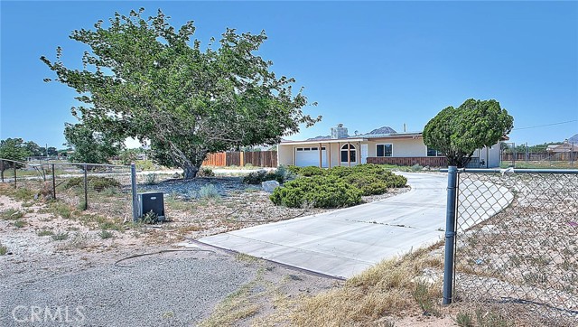 Detail Gallery Image 4 of 44 For 20916 Thunderbird Rd, Apple Valley,  CA 92307 - 3 Beds | 2 Baths