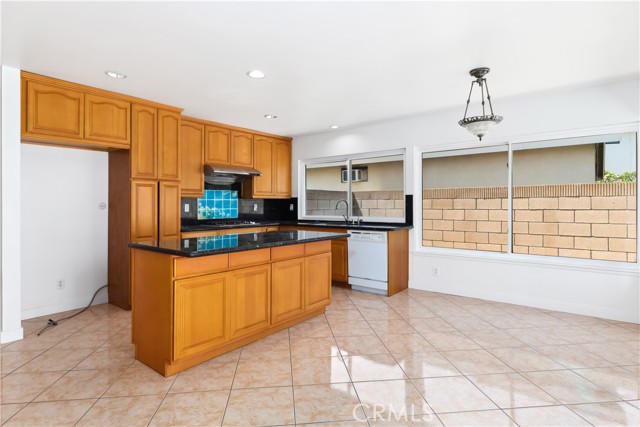 17616 Caliente Place, Cerritos CA: https://media.crmls.org/medias/8f5fa284-7666-492a-b87d-cd856470a017.jpg