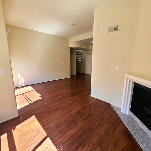 Detail Gallery Image 6 of 26 For 5060 Kester Ave #211,  Sherman Oaks,  CA 91403 - 2 Beds | 2 Baths