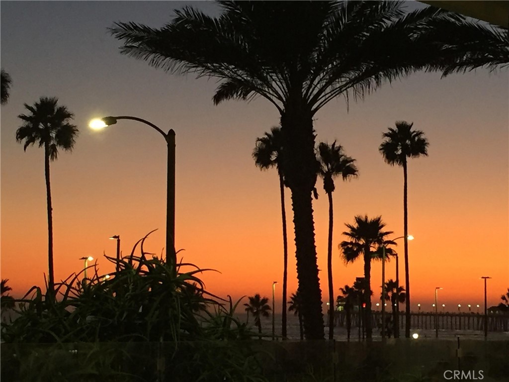 https://media.crmls.org/medias/8f60178b-bff9-4784-931a-d30ce3e46167.jpg?preset=X-Large