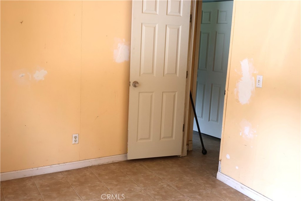 https://media.crmls.org/medias/8f604a0b-9514-4591-b642-c627af95c83a.jpg?preset=X-Large