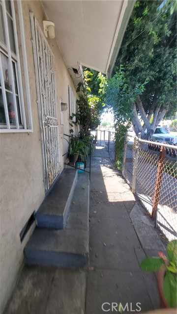 Detail Gallery Image 5 of 19 For 6300 Holmes Ave, Los Angeles,  CA 90001 - 2 Beds | 1 Baths