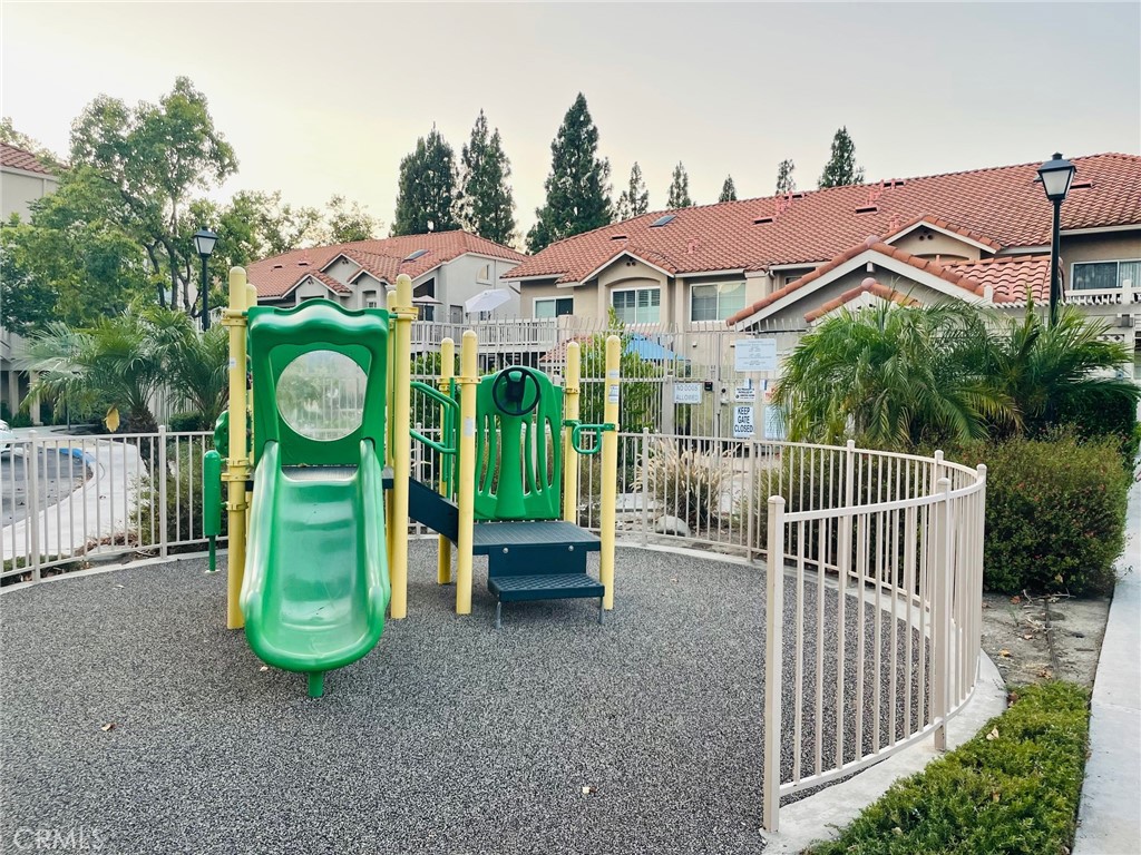 https://media.crmls.org/medias/8f656e1d-a27d-4b53-9b13-50506c25294f.jpg?preset=X-Large