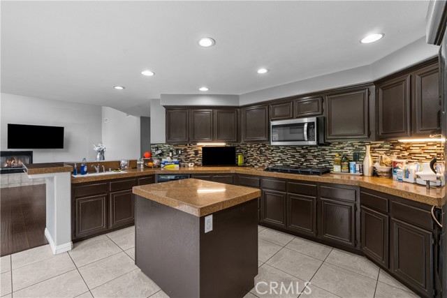 Detail Gallery Image 10 of 40 For 26426 Cardinal Dr, Canyon Country,  CA 91387 - 5 Beds | 4 Baths