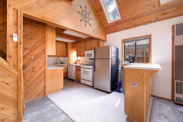 Detail Gallery Image 10 of 33 For 817 E Mountain View Bld, Big Bear City,  CA 92314 - 3 Beds | 2 Baths