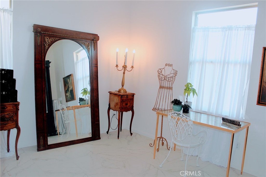 https://media.crmls.org/medias/8f677f32-3908-4179-9be4-ccf4c0998d86.jpg?preset=X-Large