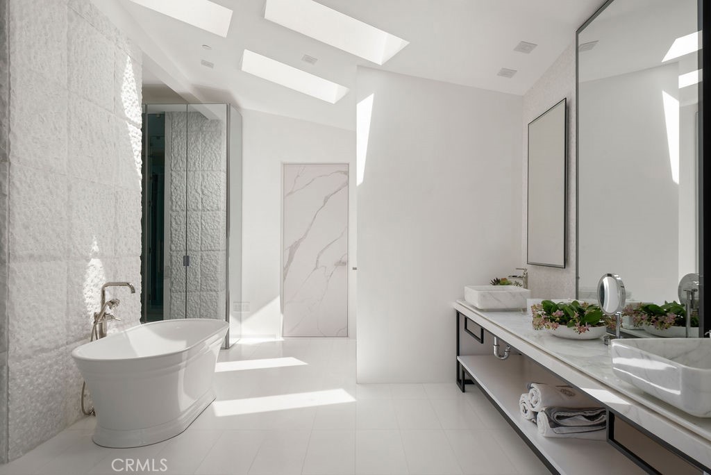 https://media.crmls.org/medias/8f6927d1-9d24-4c9e-b7a8-c5444a52de65.jpg?preset=X-Large