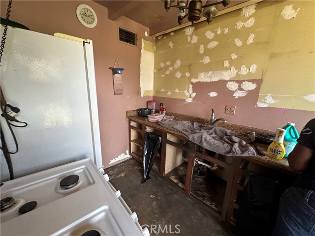 Detail Gallery Image 8 of 27 For 2210 Marguerite, Palm Springs,  CA 92264 - 3 Beds | 1/1 Baths