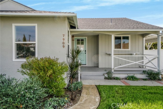 Detail Gallery Image 4 of 43 For 7909 Aldea Ave, Lake Balboa,  CA 91406 - 6 Beds | 5/2 Baths