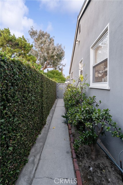 6115 Van Noord Avenue, Valley Glen CA: https://media.crmls.org/medias/8f6e6134-7d17-40a4-a9b9-8c4af2a9b3d2.jpg