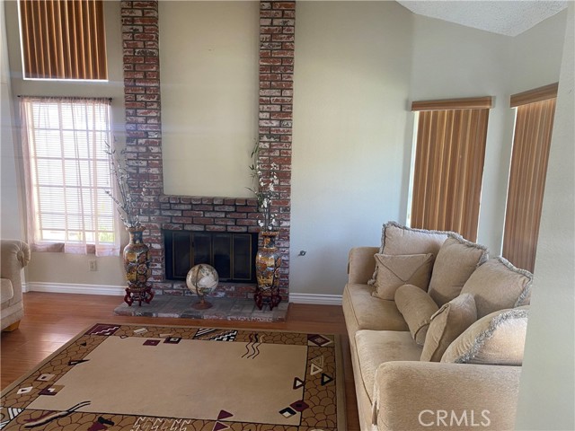 Detail Gallery Image 4 of 58 For 10691 Hill Grass Dr, Moreno Valley,  CA 92557 - 3 Beds | 2/1 Baths