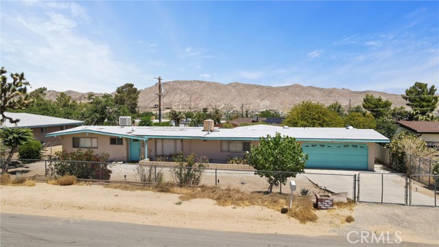 Detail Gallery Image 1 of 20 For 56146 Navajo Trl, Yucca Valley,  CA 92284 - 4 Beds | 3 Baths