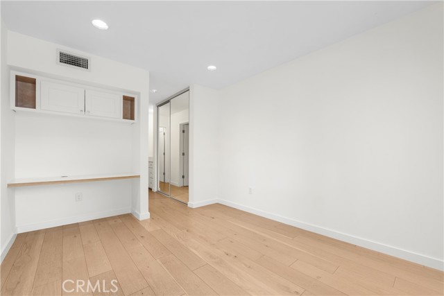 Image 11 of 33 For 5257 Radford Ave  101