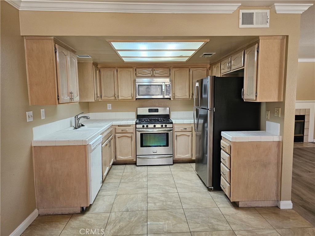 https://media.crmls.org/medias/8f72a683-02da-4aac-8ccf-15caa5cb04ad.jpg?preset=X-Large