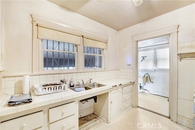 Detail Gallery Image 10 of 35 For 4239 South Raymond Avenue, Los Angeles,  CA 90037 - 2 Beds | 1 Baths