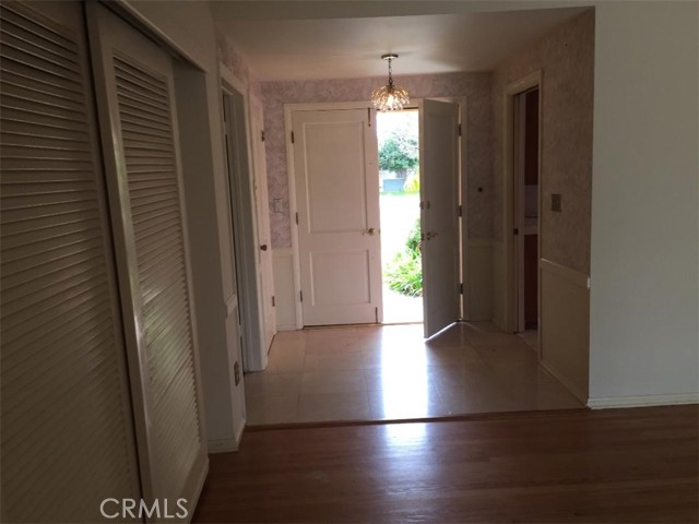 23439 Clarendon Street, Woodland Hills CA: https://media.crmls.org/medias/8f74b732-aff9-4964-9de1-0d4879d0ba76.jpg