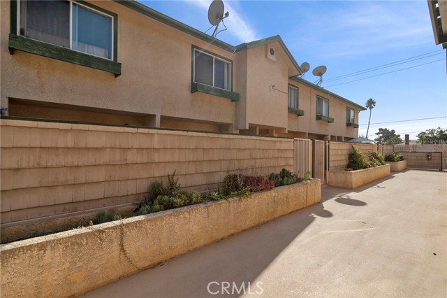 Detail Gallery Image 2 of 30 For 1235 E Carson St #4,  Carson,  CA 90745 - 2 Beds | 2 Baths