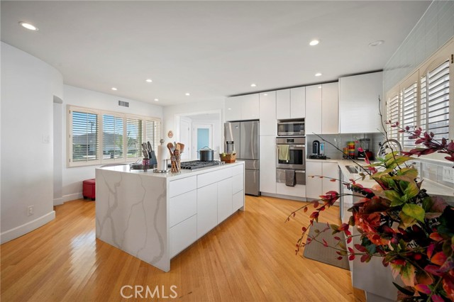 Detail Gallery Image 8 of 37 For 5212 Reynier Ave, Los Angeles,  CA 90056 - 3 Beds | 3/1 Baths