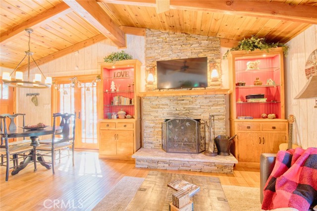 5475 Acorn Trail, Wrightwood CA: https://media.crmls.org/medias/8f79bf6d-fcb2-4d49-af84-61fde09e5614.jpg