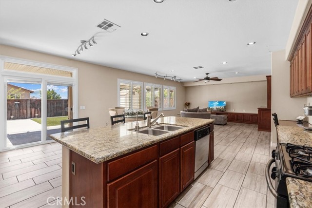 Detail Gallery Image 11 of 28 For 27109 Woodglen Ln, Moreno Valley,  CA 92555 - 4 Beds | 3 Baths