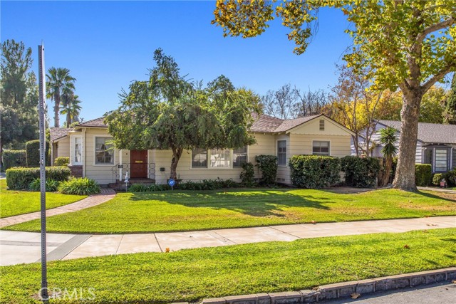 838 838 College Ave, Redlands CA: https://media.crmls.org/medias/8f7c4819-b6a9-4f7e-bc13-fa2e863c9313.jpg