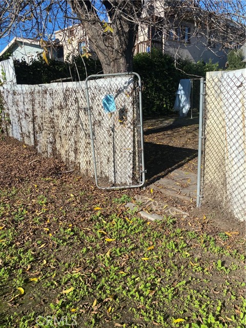 Detail Gallery Image 6 of 6 For 872 W 47th, Los Angeles,  CA 90037 - 2 Beds | 1 Baths