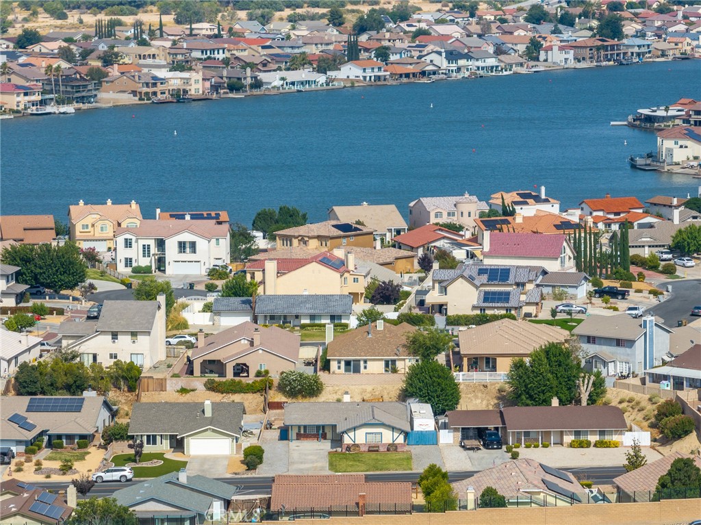 https://media.crmls.org/medias/8f7ca4e1-aca6-4a38-98a4-88c82dad39cc.jpg?preset=X-Large