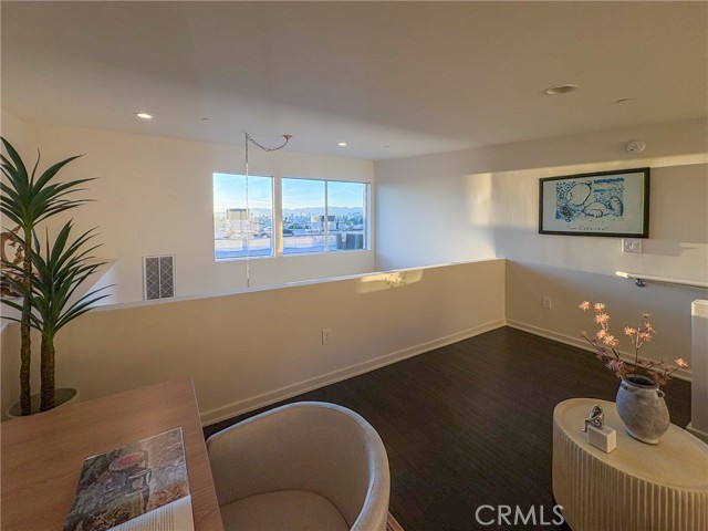 Detail Gallery Image 7 of 42 For 4005 Monroe St #8,  Los Angeles,  CA 90029 - 2 Beds | 2/1 Baths