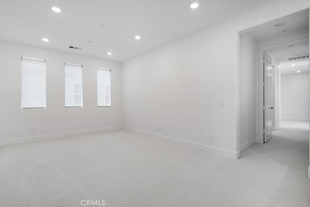 https://media.crmls.org/medias/8f7d0327-2bf8-4288-9f9e-1725a03878a3.jpg?preset=X-Large